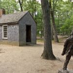 Thoreauova socha před jeho rekonstruovanou chatou u rybníka Walden. Foto RhythmicQuietude