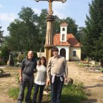 Zleva - Dan Wright, Sheila Wright-Koloc a Tomáš Koloc u kříže na hřbitově v Bakově nad Jizerou.