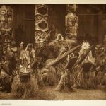 Edward S. Curtis: Indiáni z tichomořského pobřeží ve slavnostním oděvu, okolo roku 1900.