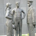 Dělníci a policista na pomníku před berlínským sídlem Stasi. Foto Wikimedia Commons