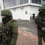 Nějací ozbrojenci na letišti v Simferopolu. Foto Hlas Ameriky