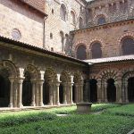 Prvky muslimské architektury na středověké katedrále ve francouzském Le Puy-en-Velay. Foto Wikimedia Commons