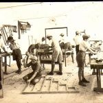 Hodina práce se dřevem, Palestina, 30. léta. Foto pikiwiki.org.il