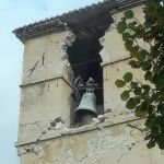 Zvonice ve zničené obci Visso po říjnovém zemětřesení. Foto Lucia de Luna