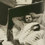 Miloš Forman v posteli z filmu Hoří, má panenko (1967), odpočívá po natáčení. Foto je chráněno copyrightem knihy BARRANDOV - NEZAPOMENUTELNÍ: MILOŠ FORMAN, kterou vydalo Ottovo nakladatelství a do níž autor článku přispěl svým snímkem.
