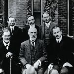 Sigmund Freud (první zleva) se svými spolupracovníky a studenty na Clarkově univerzitě veWorcesteru roku 1909. Foto Mental Floss