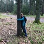 Vycházky v lesích přímo vybízejí návštěvníky k čerpání energie od stromů