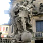 Braunova socha náboženství na zámku Kuks je jedinou alegorií, která představuje zároveň ctnost i neřest. Projevem její ctnosti je šíření SLOVA. Foto Tomáš Koloc