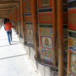 Na procházku kolem kláštera Labrang s rukavicí proti puchýřům. Foto autor