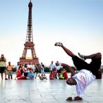 Breakdance před Eiffelovkou. Foto Benson Lee