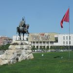 Tirana: Socha národního hrdiny a bojovníka proti Turkům Skanderbega. Foto Jiří Plocek