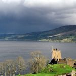 Mezi největší atrakce Skotska patří jezero Loch Ness.