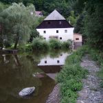 Nezabudický mlýn na Berounce. Foto Milan Richtermoc