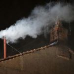 Bílý kouř nad Sixtinskou kaplí zvěstuje zvolení nového papeže. Foto www.foxcrawl.com