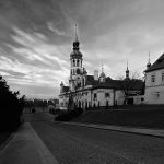 Na starých schodech k Loretě blouznivou větu po větě do vlasů šeptáš komusi, kdo rozumět ti nemusí. Foto www.fotopraha.com