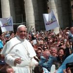 Papež František obklopený věřícími. Foto Pedro Jiménez