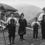 Alex Lindahl: Norská venkovská rodina (okolo roku 1890). Repro Nasjonalbiblioteket